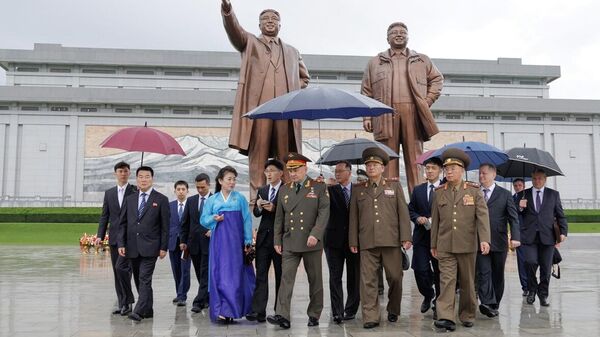 Министр обороны Российской Федерации Сергей Шойгу на церемонии возложения цветов к монументам Ким Ир Сена и Ким Чен Ира на холме Мансу в Пхеньяне. 26 июля 2023 год