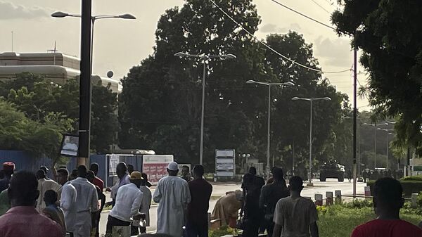 Бронемашина нигерийской армии перед офисом президента и сторонники президента Нигерии Мохамеда Базума в Ниамее