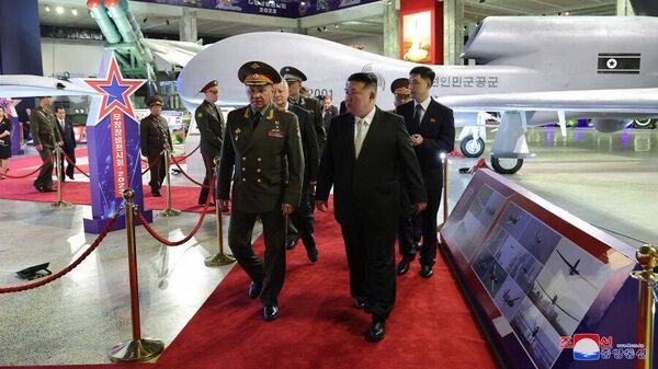 Лидер Северной Кореи Ким Чен Ын показал министру обороны России Сергею Шойгу новые беспилотники 