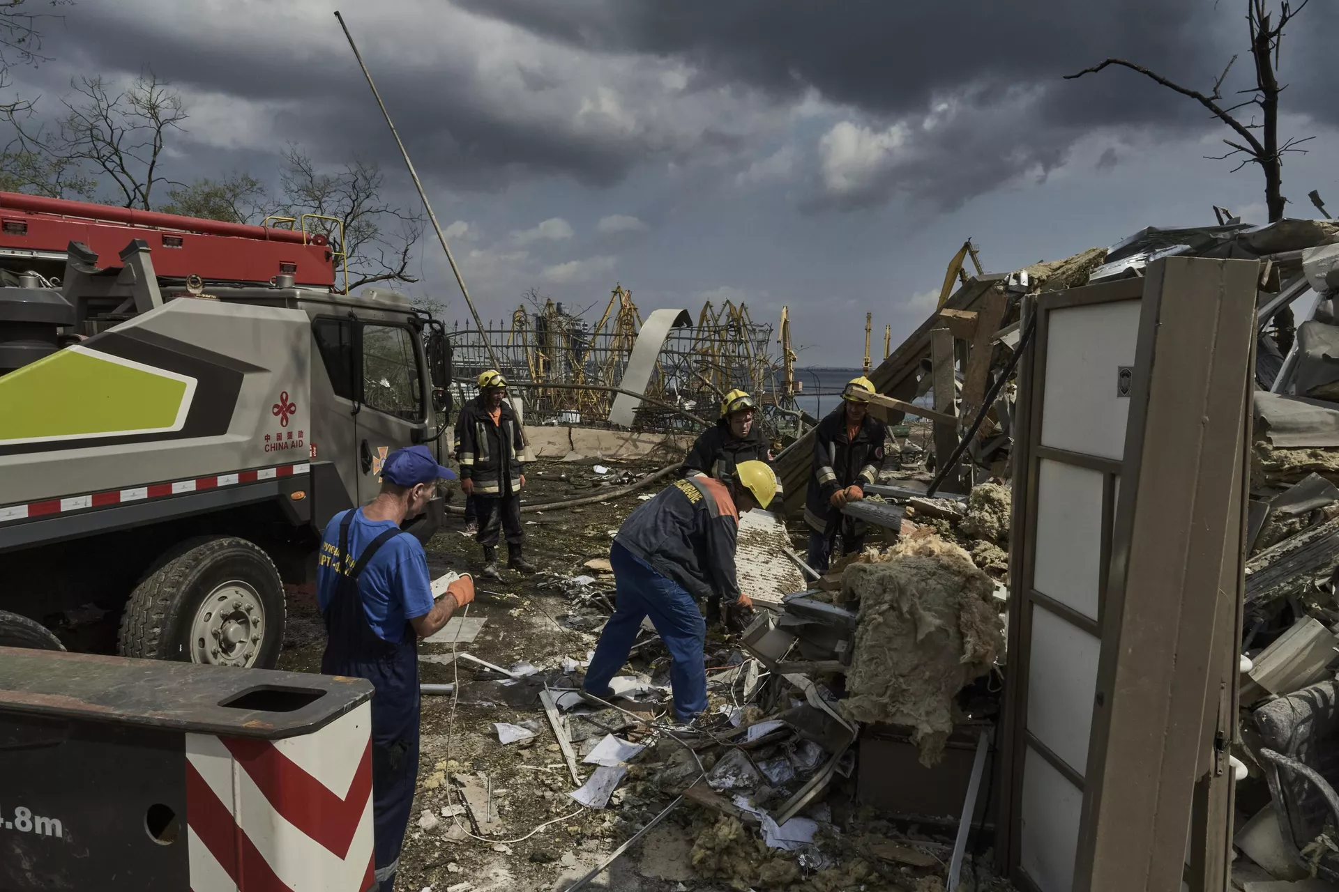 Οι υπάλληλοι των υπηρεσιών διάσωσης έκτακτης ανάγκης εργάζονται στον χώρο ενός κατεστραμμένου κτιρίου στο λιμάνι της Οδησσού - RIA Novosti, 1920, 03/01/2024