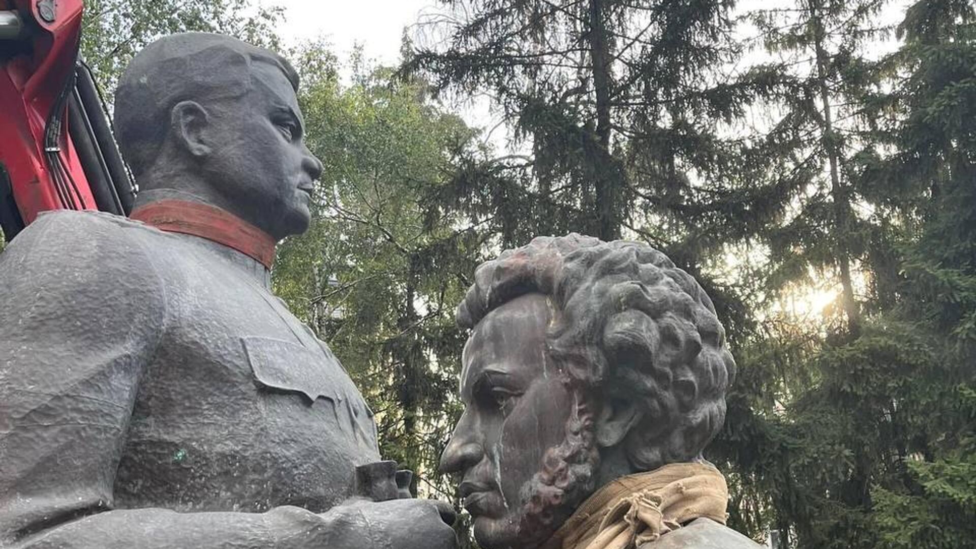 В Полтаве снесли памятники Пушкину и Ватутину - РИА Новости, 1920, 27.07.2023