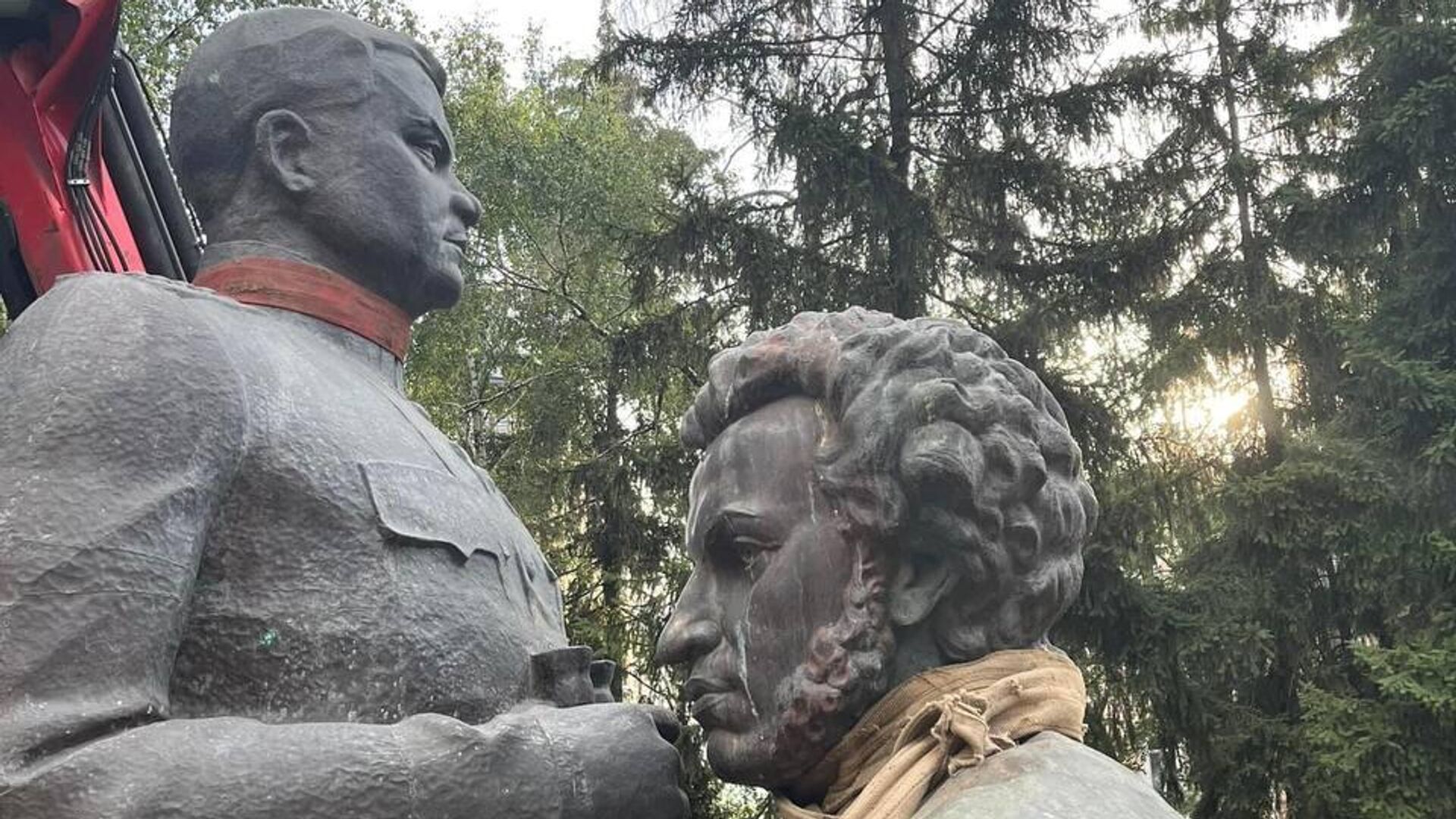 В Полтаве снесли памятники Пушкину и Ватутину - РИА Новости, 1920, 19.09.2023