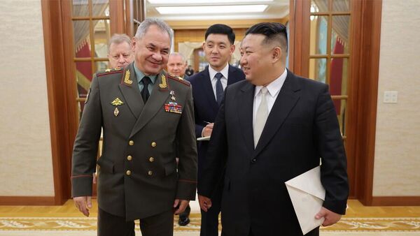 Министр обороны РФ Сергей Шойгу и лидер КНДР Ким Чен Ын 