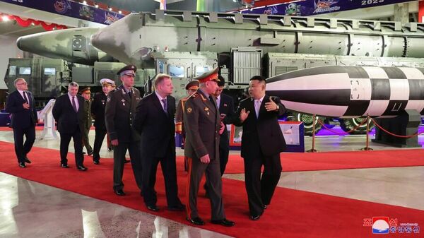 Министр обороны РФ Сергей Шойгу и лидер КНДР Ким Чен Ын во время посещения выставки вооружений в Пхеньяне