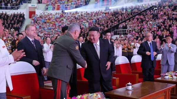 Министр обороны РФ Сергей Шойгу и лидер КНДР Ким Чен Ын во время праздничного концерта в честь 70-й годовщины окончания Отечественной освободительной войны