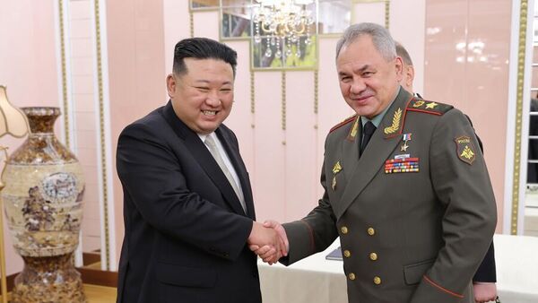 Министр обороны РФ Сергей Шойгу и лидер КНДР Ким Чен Ын во время встречи в Пхеньяне