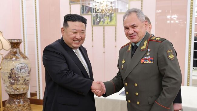 Министр обороны РФ Сергей Шойгу и лидер КНДР Ким Чен Ын во время встречи в Пхеньяне