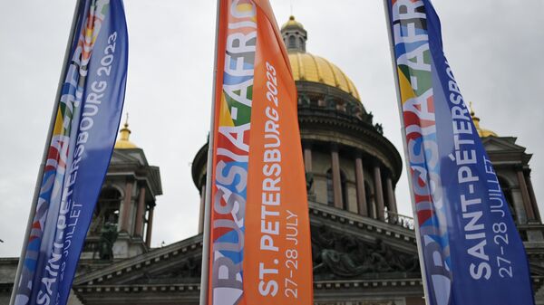 Баннеры, приуроченные ко II Саммиту, экономическому и гуманитарному форуму Россия — Африка