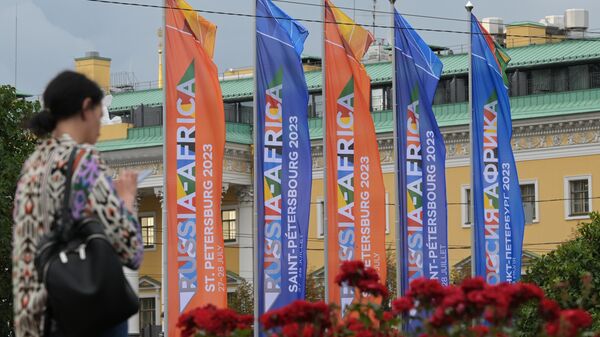 Баннеры у Исаакиевского собора, приуроченные к II саммиту, экономическому и гуманитарному форуму Россия — Африка в Санкт-Петербурге