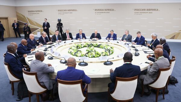 Президент РФ Владимир Путин и делегация из Африки на форуме в Санкт-Петербурге