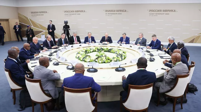 Президент РФ Владимир Путин, председатель Африканского союза, президент Союза Коморских островов Азали Ассумани и председатель Комиссии Африканского союза Мусса Факи Махамат во время встречи на полях II саммита и форума Россия - Африка в Санкт-Петербурге