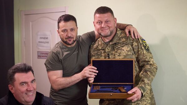 Президент Украины Владимир Зеленский вручил именное оружие Валерию Залужному
