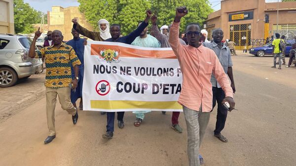 Сторонники президента Нигера Мохамеда Базума во время акции в его поддержку в Ниамее