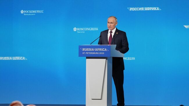 Президент РФ Владимир Путин выступает на пленарном заседании II Cаммита и форума Россия - Африка 