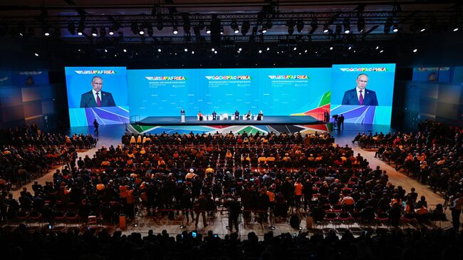 Президент РФ Владимир Путин выступает на пленарном заседании II Cаммита и форума Россия - Африка 