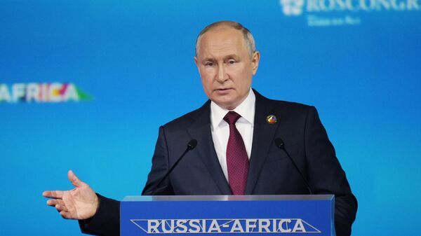 Президент РФ Владимир Путин выступает на пленарном заседании II Cаммита и форума Россия - Африка