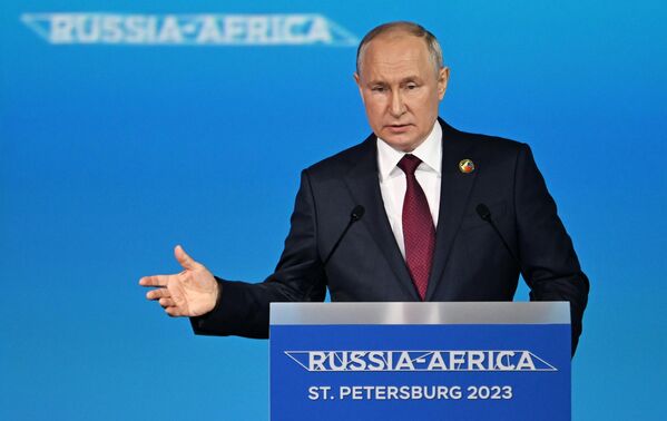 Президент РФ Владимир Путин выступает на пленарном заседании II Cаммита и форума Россия - Африка в конгрессно-выставочном центре Экспофорум