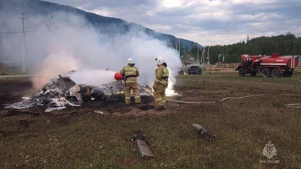 Последствия крушения частного вертолета Ми-8 в селе Тюнгур в Горном Алтае  - РИА Новости, 1920, 27.07.2023