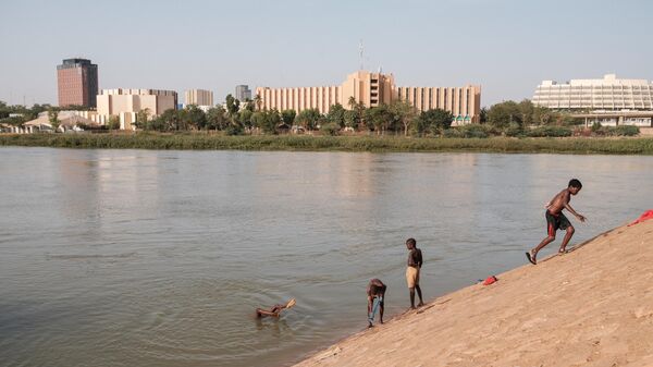 Дети купаются в реке Нигер в Ниамее