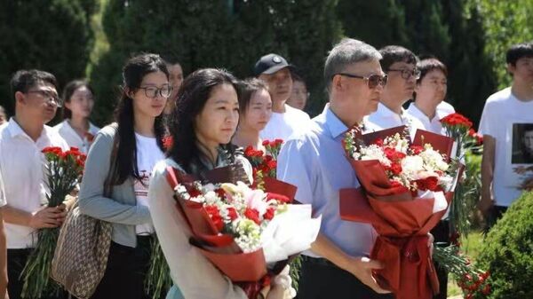 Сотрудники Посольства России в Китае почтили память участвовавших в Корейской войне советских солдат на советском воинском кладбище в районе Люйшунькоу города Далянь