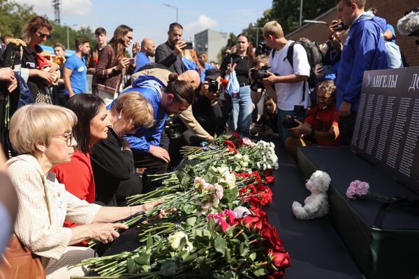 Митинг-реквием, приуроченный ко Дню памяти детей-жертв войны в Донбассе на площади Донецкой Народной Республики в Москве