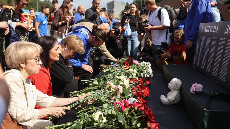 Митинг-реквием, приуроченный ко Дню памяти детей-жертв войны в Донбассе на площади Донецкой Народной Республики в Москве