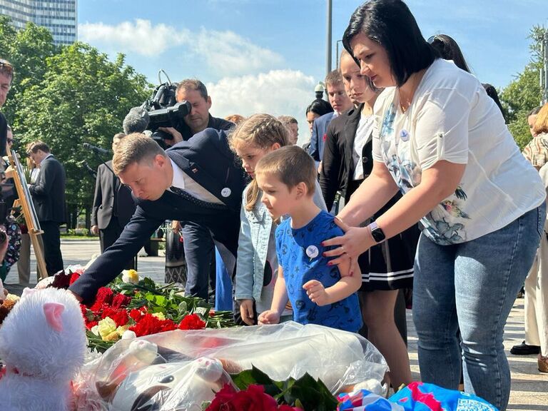 Митинг-реквием, приуроченный ко Дню памяти детей-жертв войны в Донбассе на площади Донецкой Народной Республики  в Москве