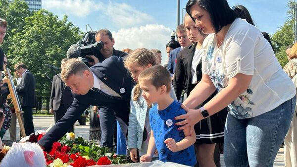 Митинг-реквием, приуроченный ко Дню памяти детей-жертв войны в Донбассе на площади Донецкой Народной Республики  в Москве