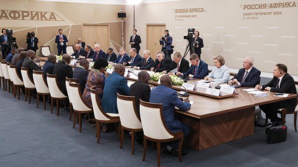 Президент РФ Владимир Путин и президент Республики Бурунди Эварист Ндайишимийе во время встречи в рамках второго саммита Россия – Африка