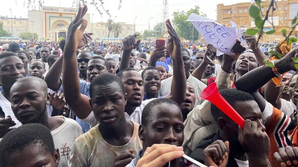 Сторонники военных мятежников во время демонстрации в Ниамее, Нигер