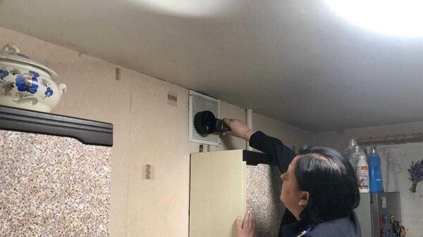Сотрудница Мосжилинспекции проверяет работу вентиляции в квартире