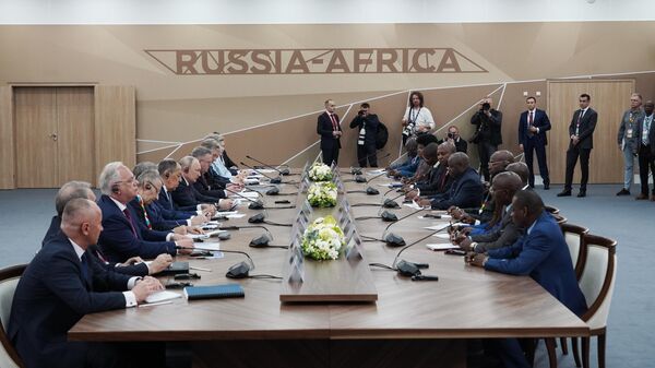 Президент РФ Владимир Путин и президент Республики Бурунди Эварист Ндайишимийе проводят встречу на полях II саммита и форума Россия - Африка в Санкт-Петербурге