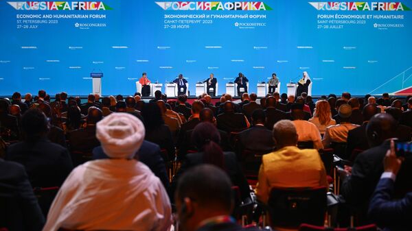 Президент РФ Владимир Путин на пленарном заседании II Cаммита и форума Россия - Африка в конгрессно-выставочном центре Экспофорум