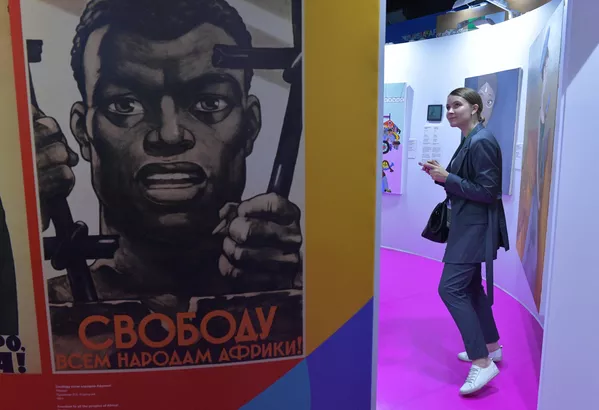 Участница форума в конгрессно-выставочном центре Экспофорум Участница форума в конгрессно-выставочном центре Экспофорум