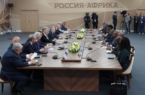 Президент РФ Владимир Путин и президент Республики Мозамбик Филипе Ньюси проводят встречу на полях II саммита и форума Россия - Африка в Санкт-Петербурге