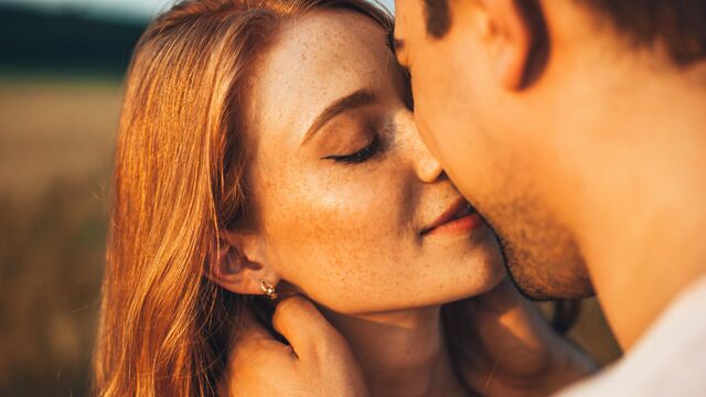 Поцелуй для многих женщин важнее секса