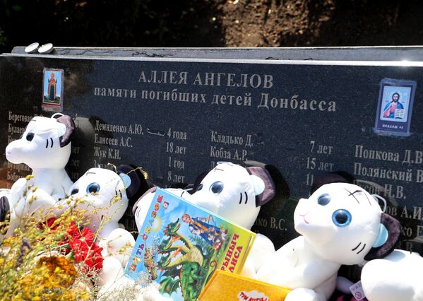 Цветы и мягкие игрушки у мемориала в память о детях, погибших из-за обстрелов Донбасса Вооруженными силами Украины, на Аллее ангелов в парке Ленинского Комсомола в Донецке