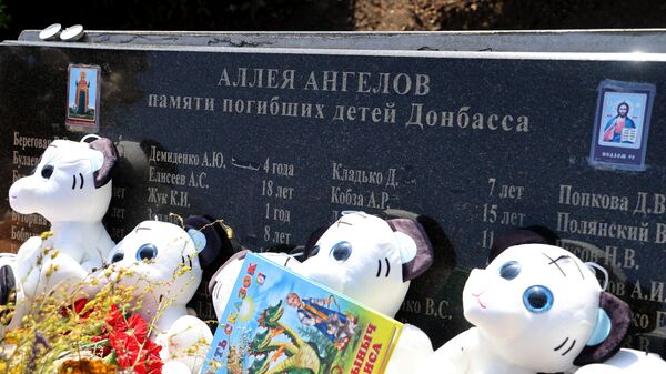 Цветы и мягкие игрушки у мемориала в память о детях, погибших из-за обстрелов Донбасса Вооруженными силами Украины, на Аллее ангелов в парке Ленинского Комсомола в Донецке. Архивное фото