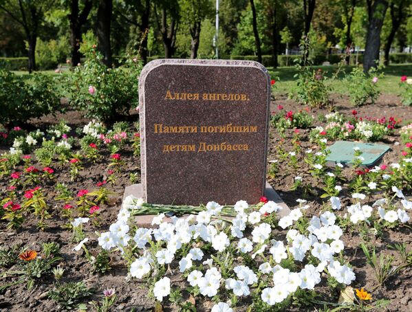 Цветы у мемориала в память о детях, погибших из-за обстрелов Донбасса вооруженными силами Украины, на Аллее ангелов в парке Ленинского Комсомола в Донецке