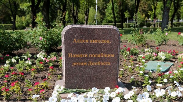 Цветы у мемориала в память о детях, погибших из-за обстрелов Донбасса вооруженными силами Украины, на Аллее ангелов в парке Ленинского Комсомола в Донецке