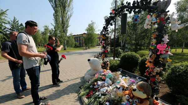 Люди несут цветы к мемориалу в память о детях, погибших из-за обстрелов Донбасса вооруженными силами Украины, на Аллее ангелов в парке Ленинского Комсомола в Донецке