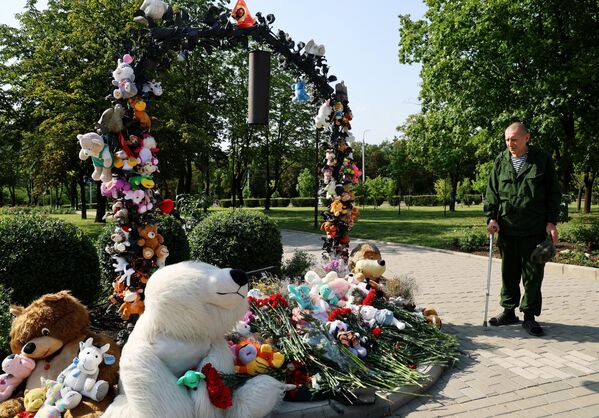 Мужчина у мемориала в память о детях, погибших из-за обстрелов Донбасса вооруженными силами Украины, на Аллее ангелов в парке Ленинского Комсомола в Донецке