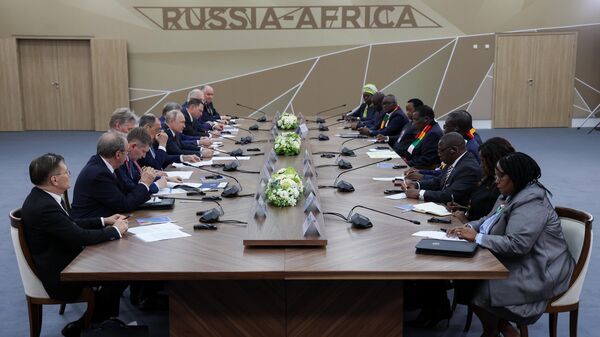 Президент России Владимир Путин и президент Республики Зимбабве Эммерсон Мнангагва проводят встречу на полях II саммита и форума Россия - Африка
