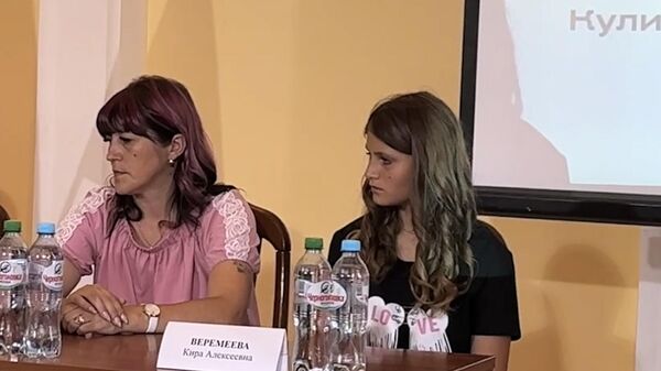 Кадры с пресс-конференции в ДНР на тему ущемления прав детей Донбасса Украиной 