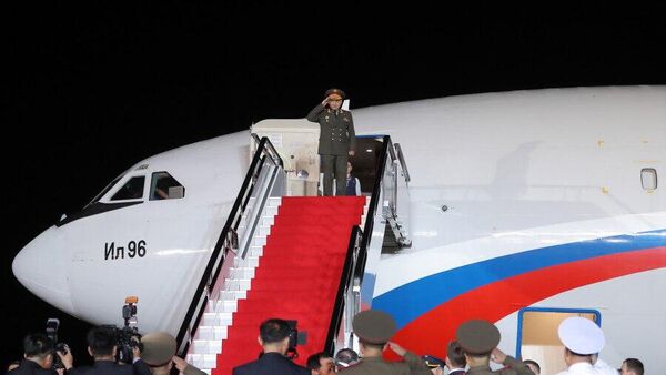 Министр обороны РФ Сергей Шойгу в аэропорту Сунан, КНДР. 28 июля 2023