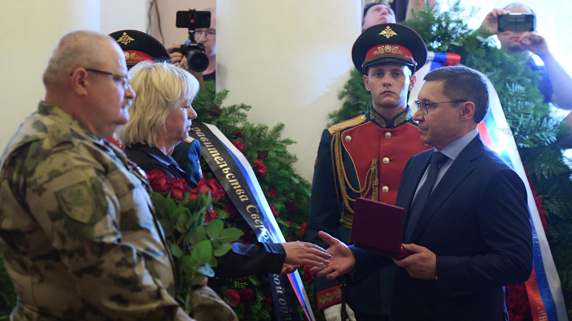 Полномочный представитель президента РФ в Уральском федеральном округе Владимир Якушев вручает награду на церемонии прощания с погибшим в зоне СВО военным корреспондентом РИА Новости Ростиславом Журавлевым - РИА Новости, 1920, 28.07.2023