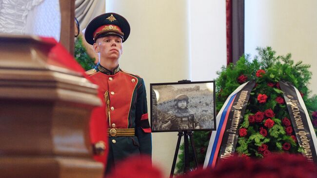 Церемония прощания с погибшим в зоне СВО военным корреспондентом РИА Новости Ростиславом Журавлевым в Доме офицеров в Екатеринбурге