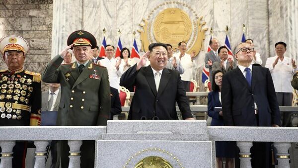 Министр обороны РФ Сергей Шойгу и лидер КНДР Ким Чен Ын во время праздничного парада по случаю 70-й годовщины окончания Корейской войны в Пхеньяне