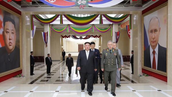 Министр обороны РФ Сергей Шойгу и лидер КНДР Ким Чен Ын во время торжественного приема в честь военной делегации РФ в Пхеньяне