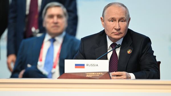 Владимир Путин на пленарном заседании II Саммита Россия - Африка. Архивное фото 